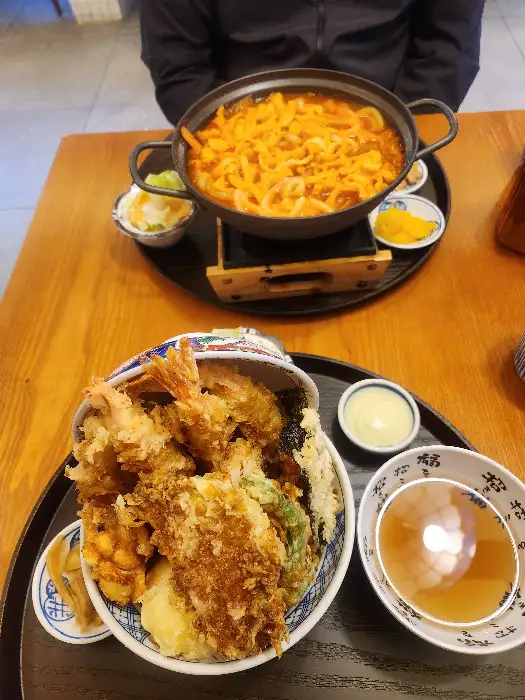 뜨겁게 끓여져 나오는 김치나베돈까스