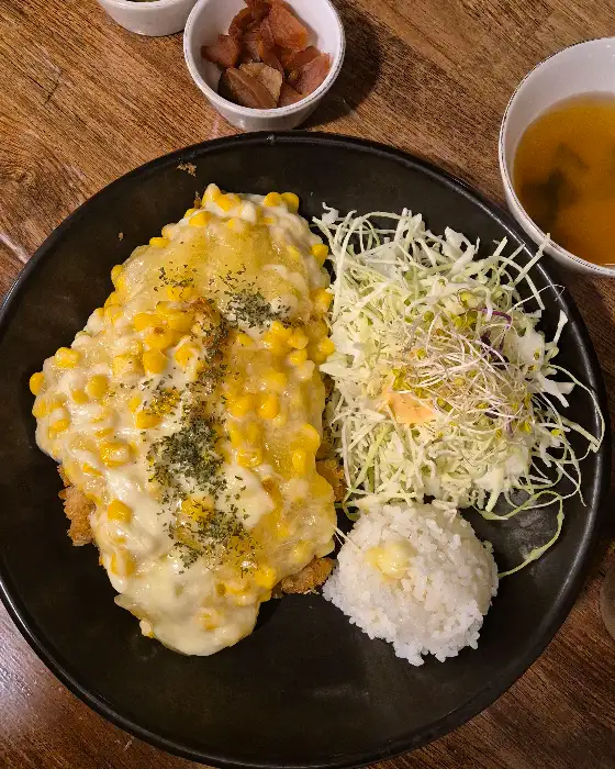 치즈와 옥수수가 올라간 돈까스