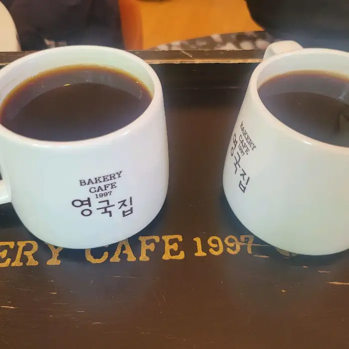 영국집 로고가 새겨진 흰색 머그잔 두 개