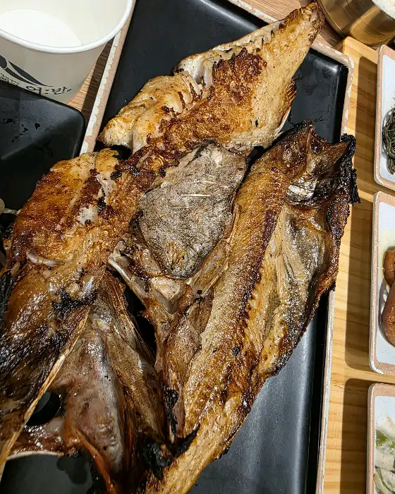 다양한 나물과 반찬이 담긴 비빔밥 그릇