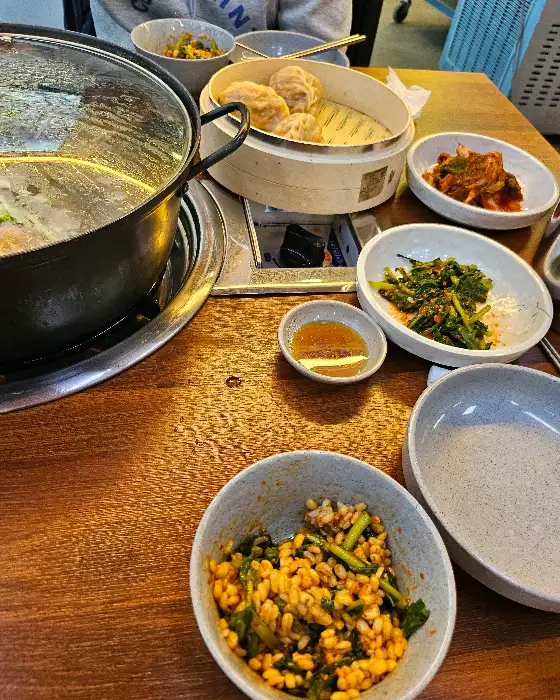 푸짐하게 차려진 칼국수 상차림