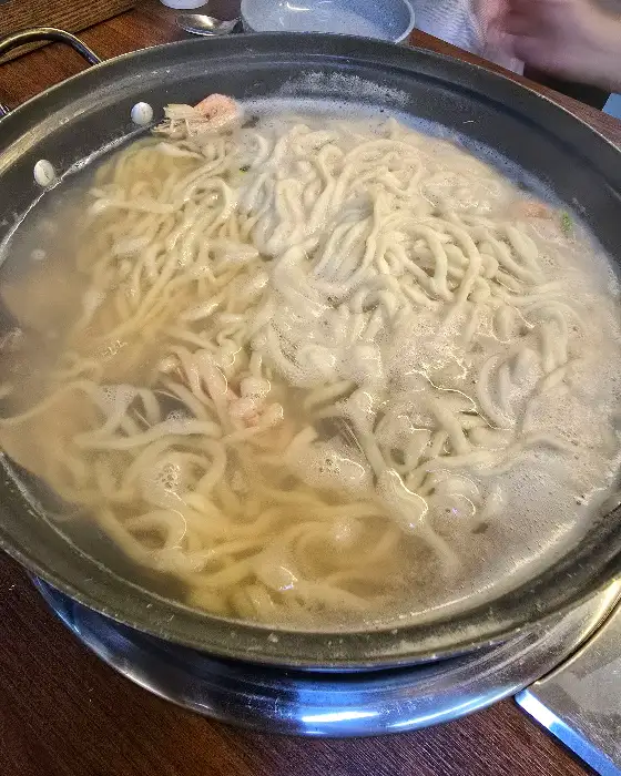 끓고 있는 칼국수