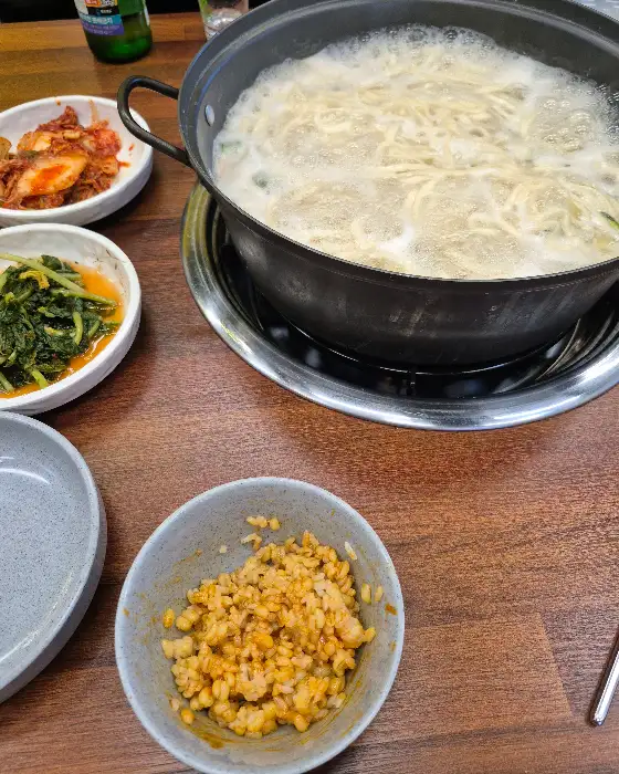 칼국수와 곁들여 나오는 반찬