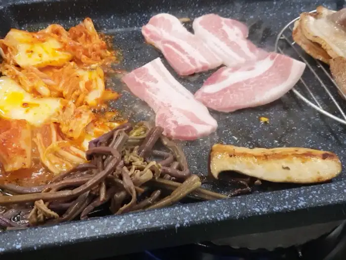 냉동 삼겹살과 밑반찬