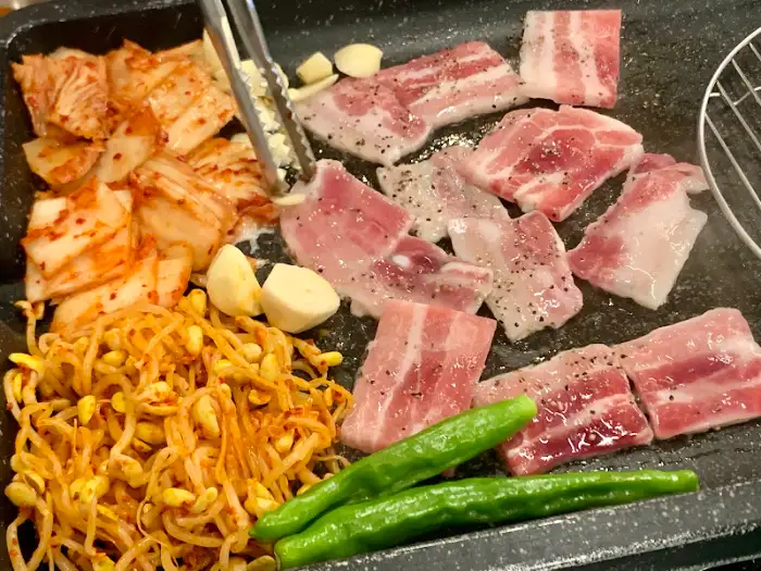 삼겹살이 구워지는 모습