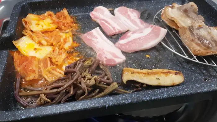 잘 익은 삼겹살과 곁들임 채소