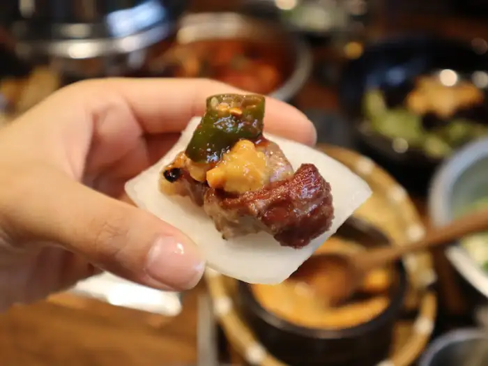양파쌈에 싸 먹는 고기 한 점