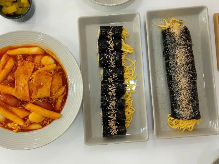 떡볶이와 김밥의 조화