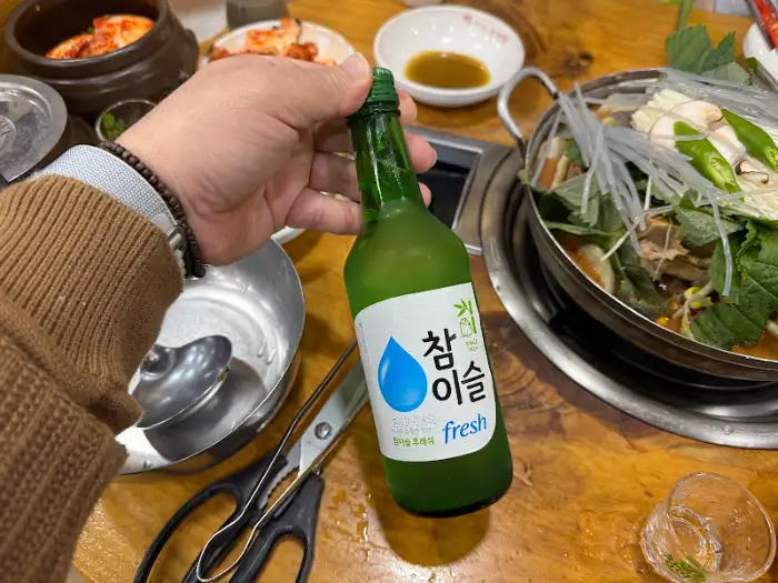 소주 병과 감자탕