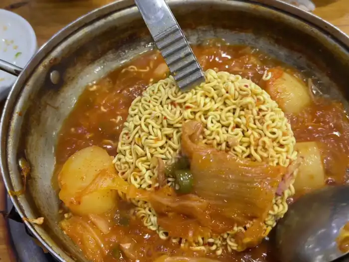 라면 사리가 들어간 감자탕