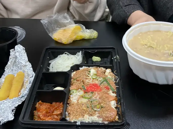 테이크아웃 용기 담긴 덮밥과 라멘