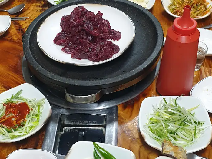 불판과 곁들임 찬