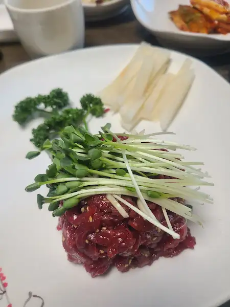 신선한 채소와 육회