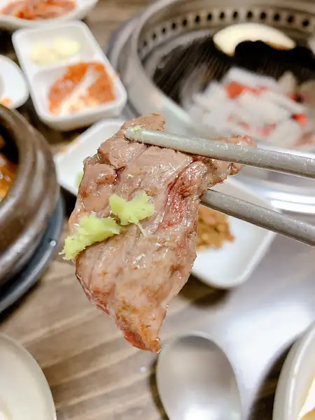 집게에 집힌 소고기 한 점