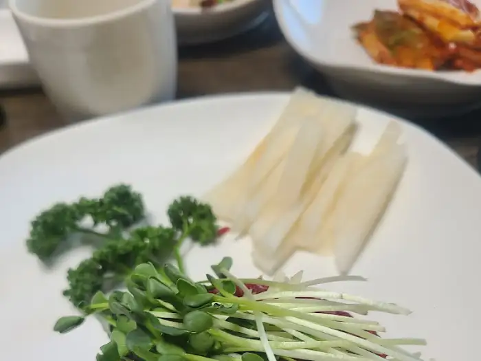 플레이팅 된 채소와 육회