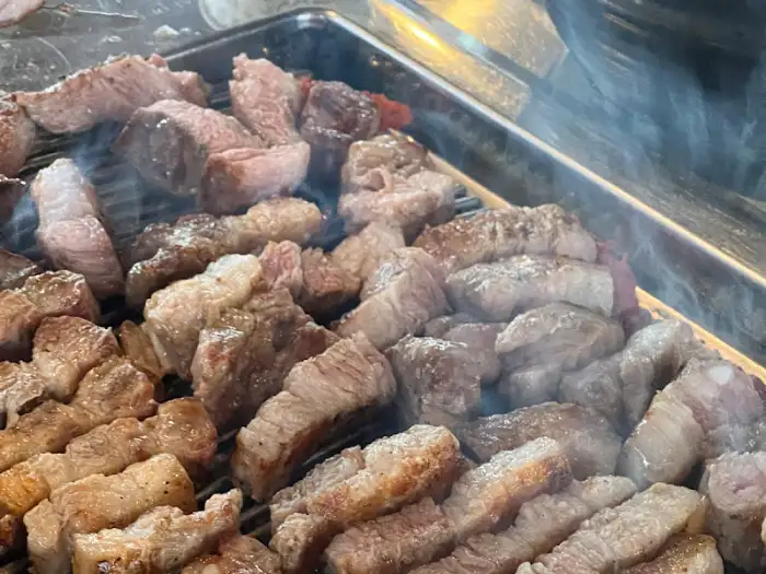 잘 익은 삼겹살 조각들이 쌓여 있습니다.