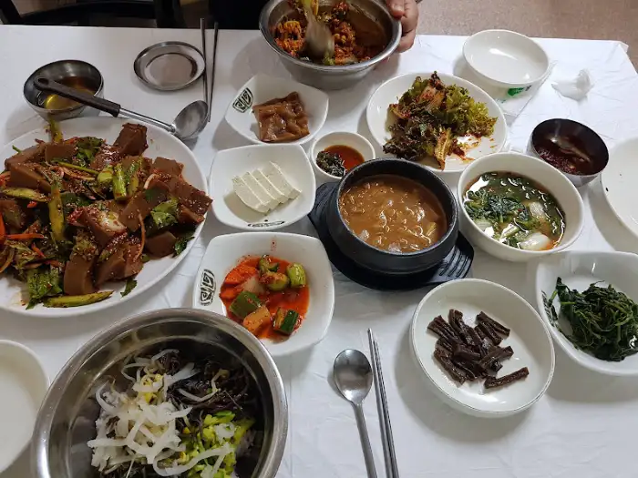 도토리묵과 여러 가지 반찬이 차려진 모습