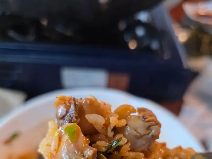 비벼진 꼬막 비빔밥 한 숟가락