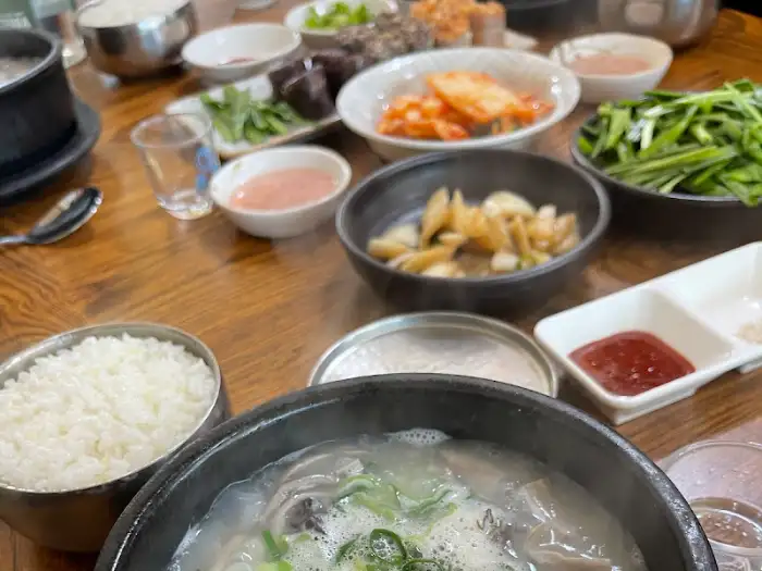 강나루 로종순대국 내부 식사 장면