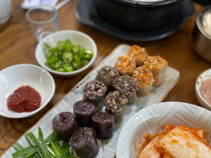 강나루 로종순대국 순대와 깍두기, 김치