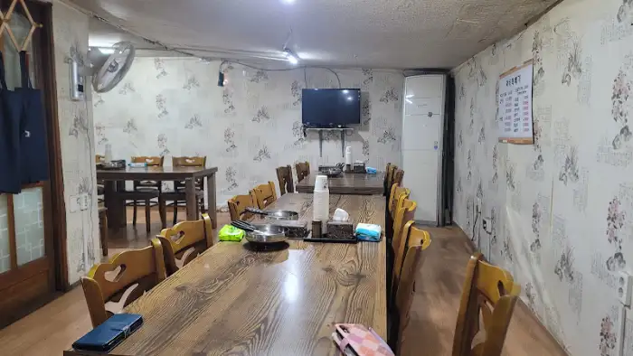 내부 테이블 배치와 벽면 디자인