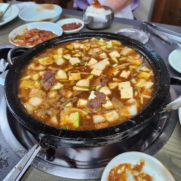 푸짐하게 끓여진 찌개