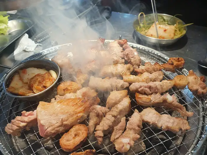 화로상회에서 구워지는 고기와 막창