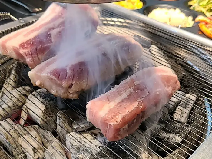 불판 위에서 맛있게 익어가는 삼겹살