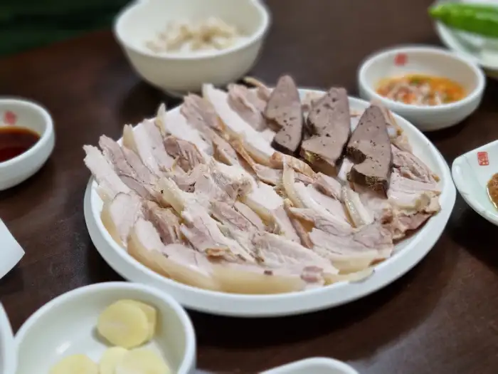 푸짐하게 차려진 수육 한 접시