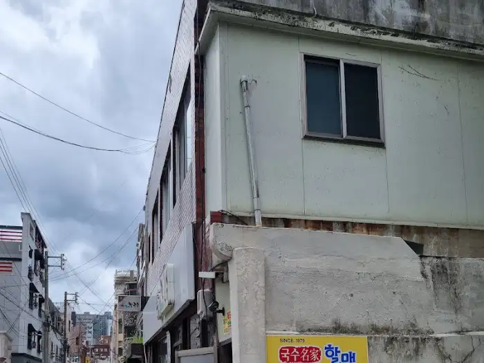 테이블에 차려진 푸짐한 한 상