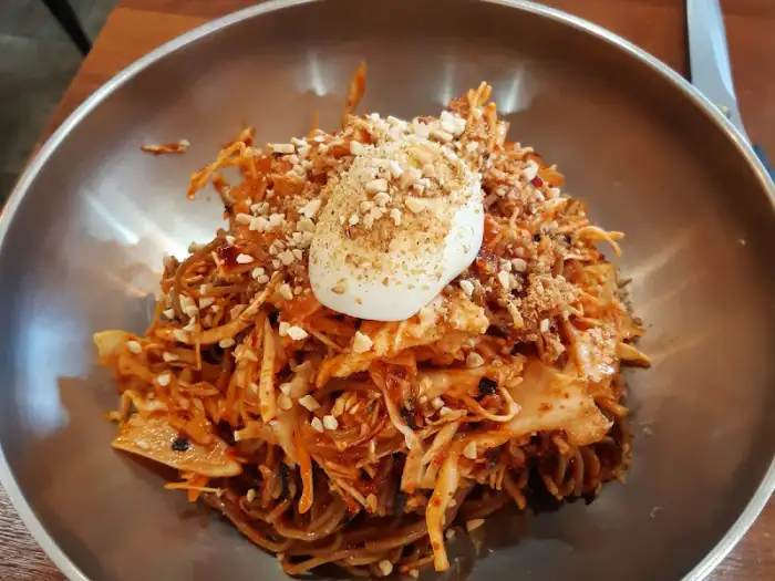비빔막국수와 돈가스가 함께 나온 모습