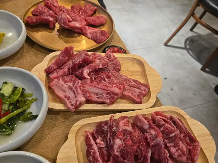 다양한 부위의 신선한 생갈비와 특수부위