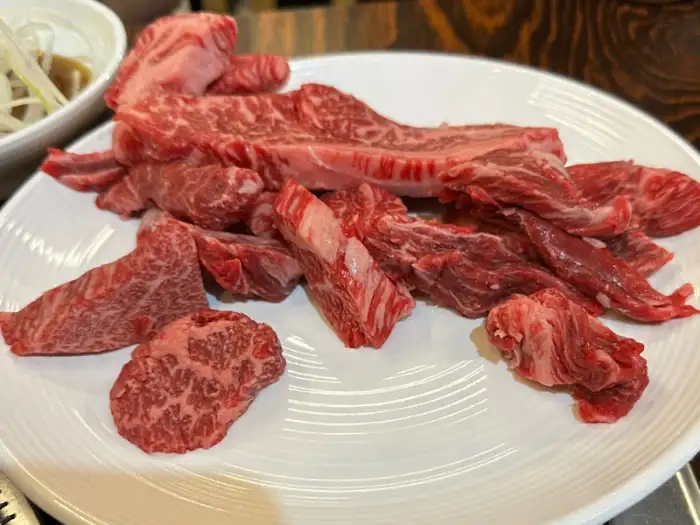 한 접시에 푸짐하게 담겨 나온 생갈비