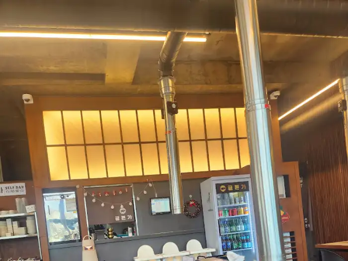 금돈가 제주 애월해안도로본점 내부의 환풍 시설과 조명