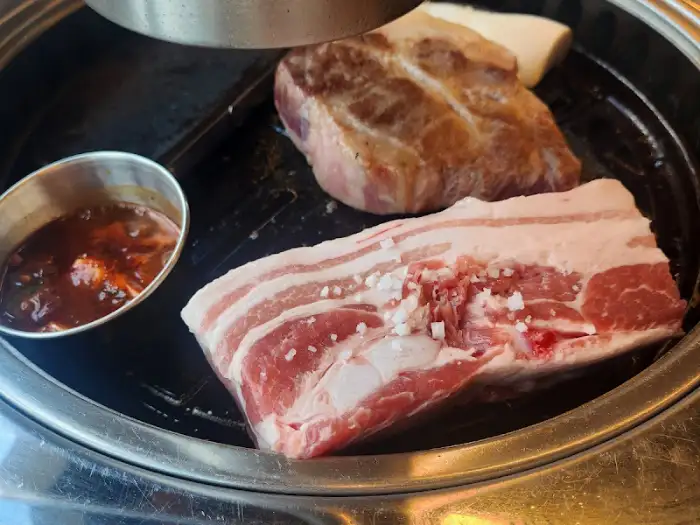 금돈가 흑돼지 오겹살 근접 촬영 모습