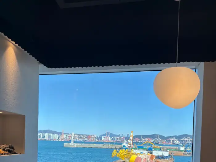 창밖으로 보이는 영도 항구 풍경과 실내 조명