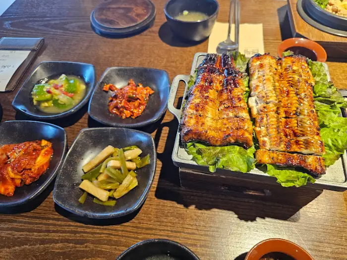 잘 차려진 장어 정찬 한 상 차림, 다양한 밑반찬과 메인 요리