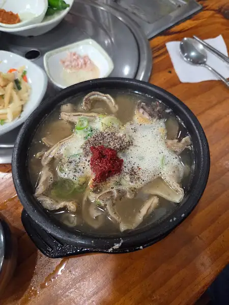 국물 한 숟갈 떠서 맛보기