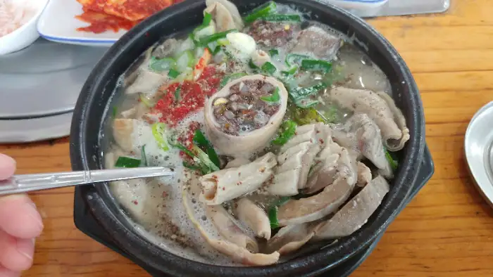 국밥 속 푸짐한 고기와 내장