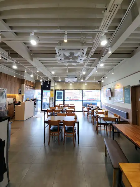 넓고 쾌적한 식당 내부