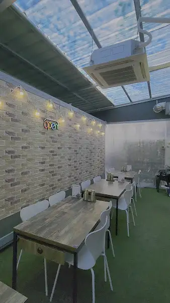 실내 조명과 아기자기한 소품들
