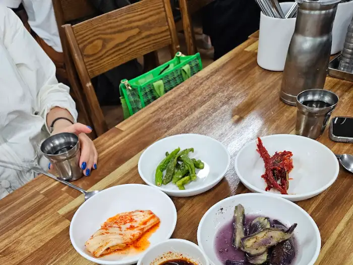테이블 가득 차려진 다양한 반찬들