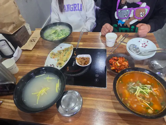 다양한 메뉴가 놓인 테이블