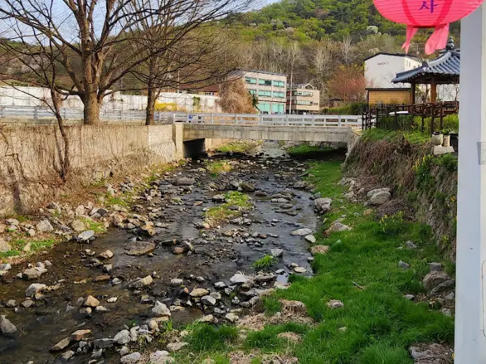 청계산 계곡 풍경과 식당 외관