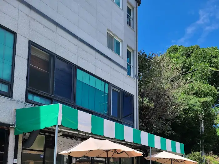 식당 건물 외관과 간판