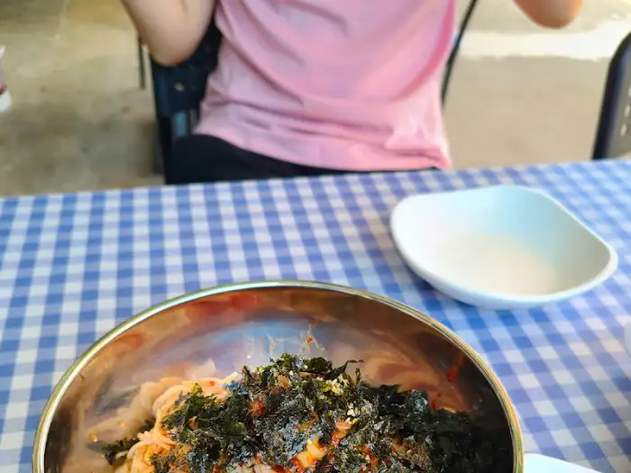 김치와 함께 나온 멸치국수