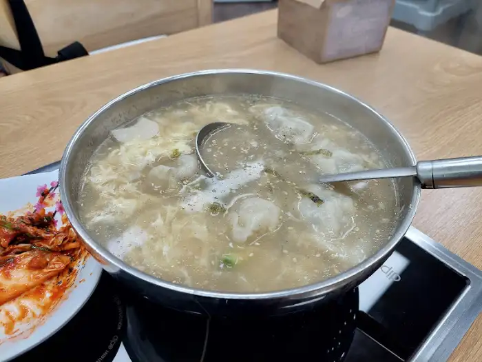 맑고 깊은 맛의 만두국