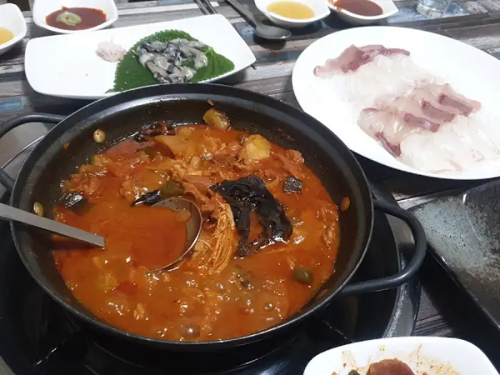 회를 곁들인 식탁 풍경