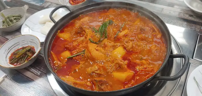 따뜻한 찌개가 담긴 냄비