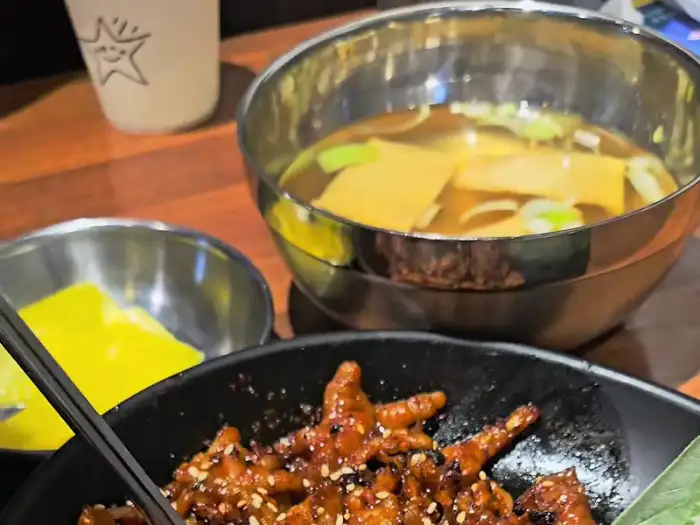 테이블 위에 놓인 닭발과 계란찜, 음료수